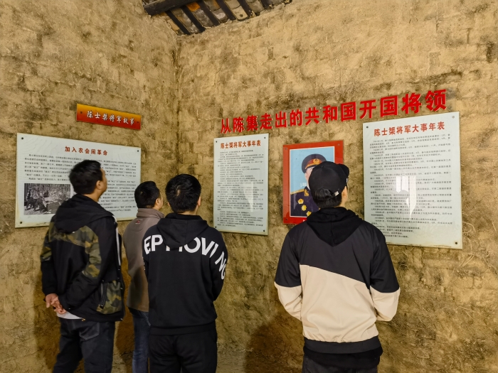 荊門分(fen)院青年(nián)幹部小(xiao)組開展(zhan)“清明追(zhui)思，緬懷(huai)先烈”活(huó)動02