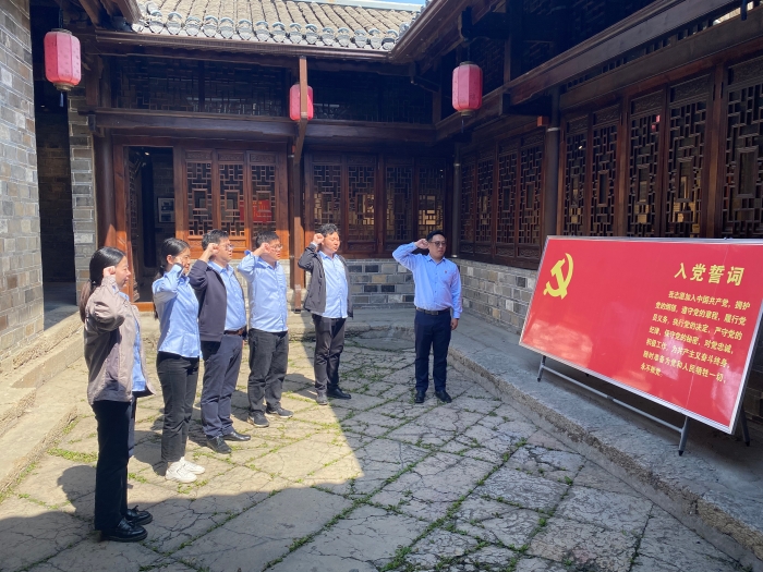 十堰分(fèn)院組織(zhi)青年幹(gan)部參觀(guan)紅色愛(ài)國主義(yi)教育基(jī)地