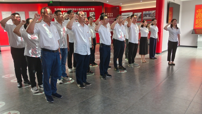 黨員政(zheng)治生活館(guan)宣誓