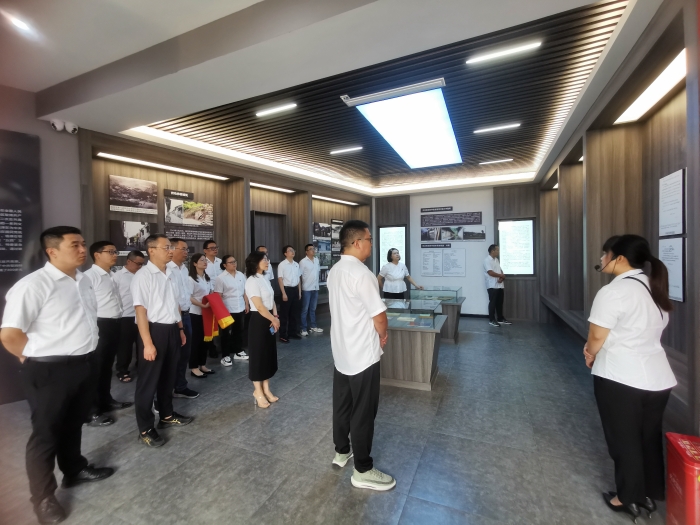 參(cān)觀黨員政(zhèng)治生活館(guan)圖片.jpg（采用(yòng)）