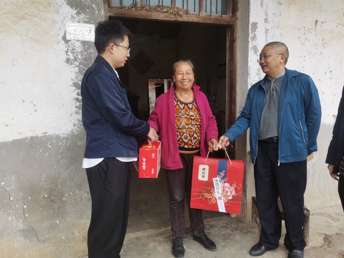 荊(jing)門分院中秋(qiū)、國慶節前走(zou)訪慰問包聯(lian)戶_2